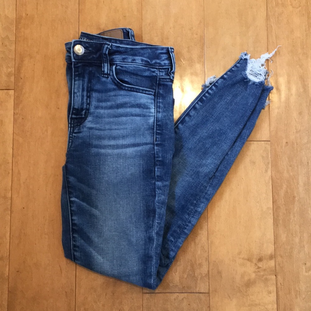 American Eagle Cropped Blue Jeans